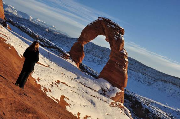 Observando o mágico, quase inacreditável Delicate Arch, no Arches National Park, perto de Moab, em Utah, nos Estados Unidos